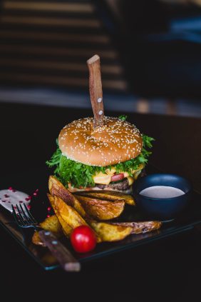 burger-cheeseburger-cuisine-1199957.jpg